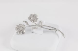 Broche flor en oro blanco 18k con brillantes