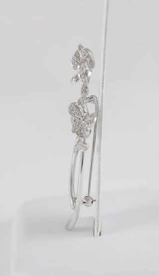 Broche flor en oro blanco 18k con brillantes