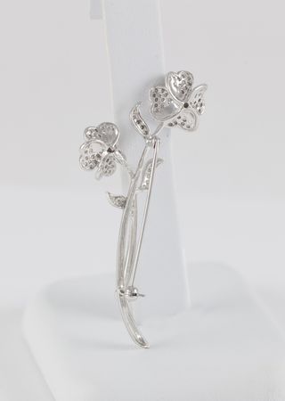 Broche flor en oro blanco 18k con brillantes