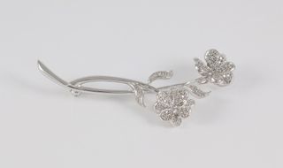 Broche flor en oro blanco 18k con brillantes