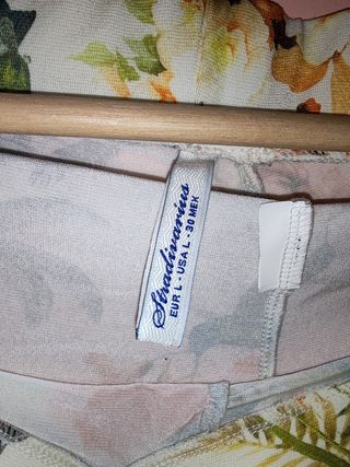 Pantalón pitillo. Talla L. Marca Stradivarius