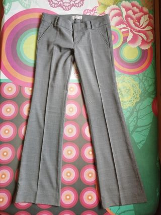 Pantalón gris de Bershka
