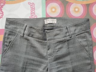 Pantalón gris de Bershka