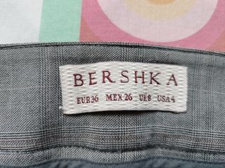 Pantalón gris de Bershka