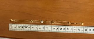 Pulsera dorada con estrellas