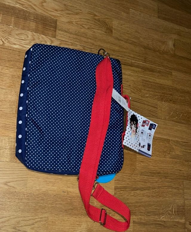 Mochila y estuche escolar de Dolores Promesas. Co