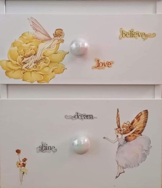 Comodino per bambini bianco decorato