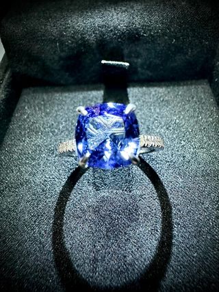 Anillo de compromiso, diamantes y tanzanita