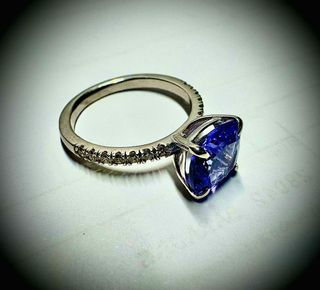 Anillo de compromiso, diamantes y tanzanita