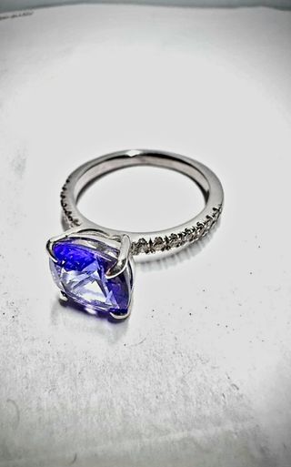 Anillo de compromiso, diamantes y tanzanita