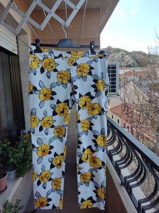Pantalón Zara estampado floral 