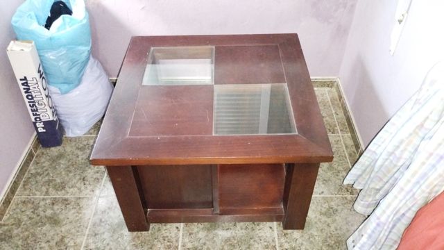 Mesa con cajoneras y botellero