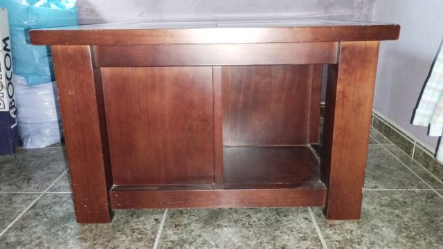 Mesa con cajoneras y botellero