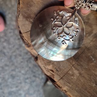 Collana con ciondolo in madreperla 
