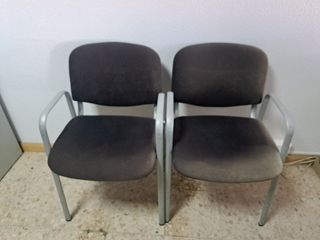 Sillas de oficina negras.