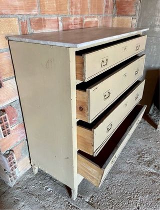 Cómoda con cajones. Piedra de mármol. Restaurar.