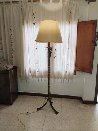 Lampara antigua de pie. 