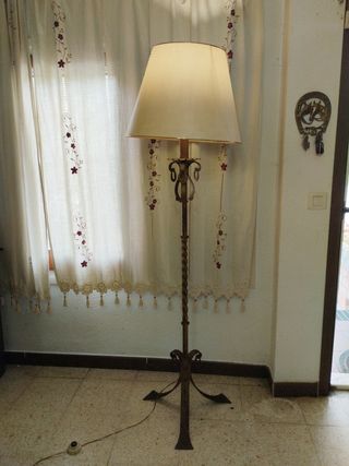 Lampara antigua de pie. 