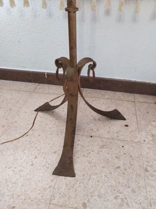 Lampara antigua de pie. 