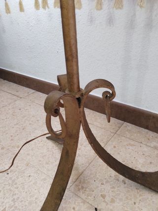 Lampara antigua de pie. 