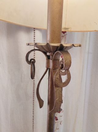 Lampara antigua de pie. 