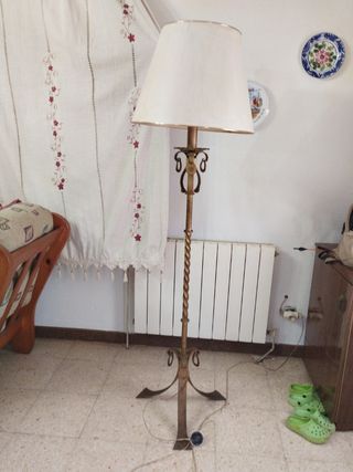 Lampara antigua de pie. 