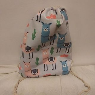 Mochila tipo saco con llamas.