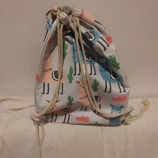 Mochila tipo saco con llamas.