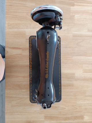 Maquina coser Alfa antigua para adornar