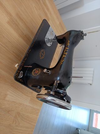 Maquina coser Alfa antigua para adornar