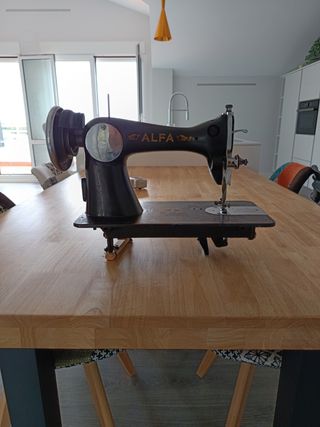 Maquina coser Alfa antigua para adornar