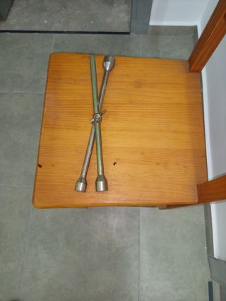 Llave en forma de cruz para ruedas de coches