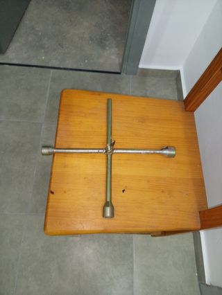 Llave en forma de cruz para ruedas de coches