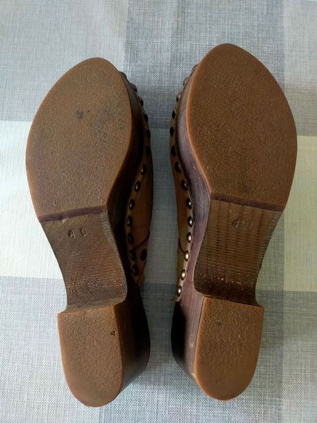 Zuecos de ante beige con tachuelas de Hakei T40