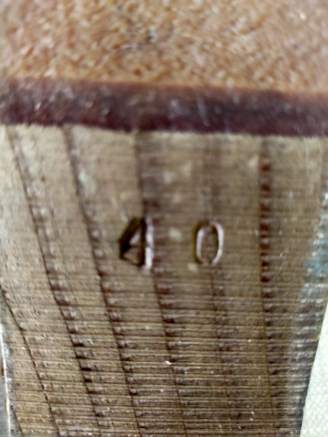 Zuecos de ante beige con tachuelas de Hakei T40