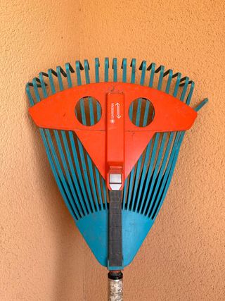 Conjunto de rastrillo y escarificador Gardena