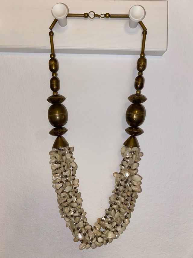 Collar de laton y madre perla