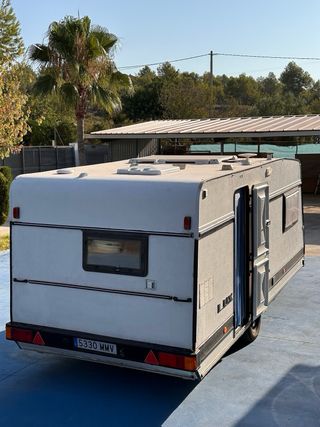 Caravana Burnster LUX 750 kg 