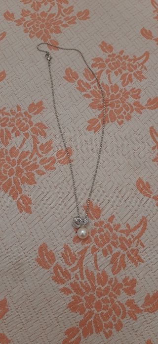 Collanina con ciondolo farfalla e perla