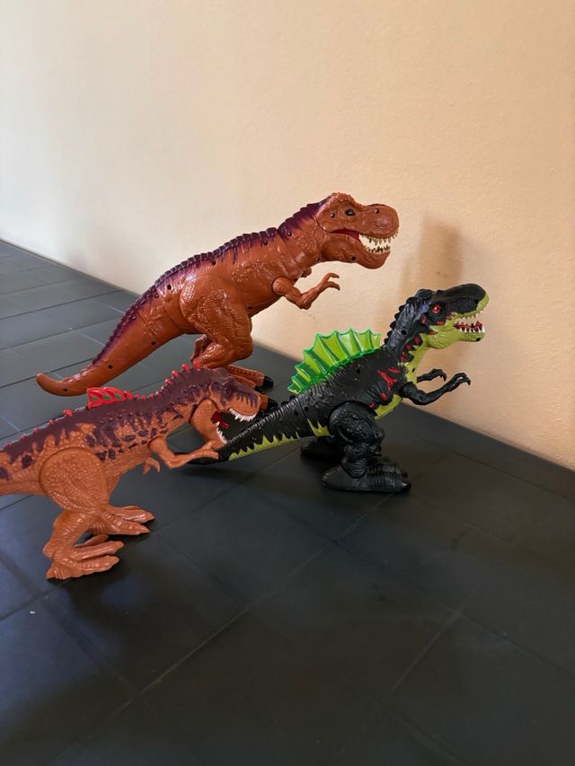 3 dinosauri 1 grande e 2 piu piccoli