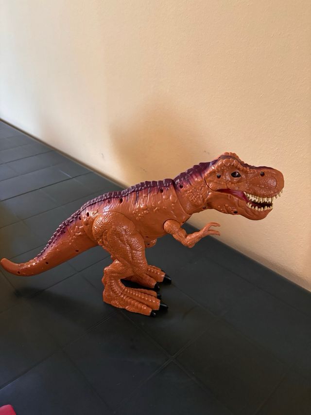 3 dinosauri 1 grande e 2 piu piccoli