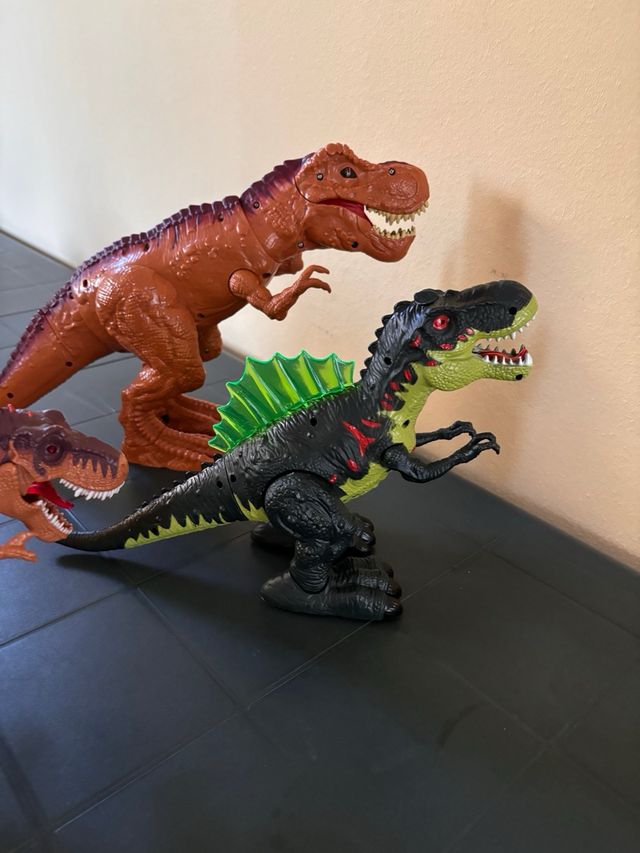 3 dinosauri 1 grande e 2 piu piccoli