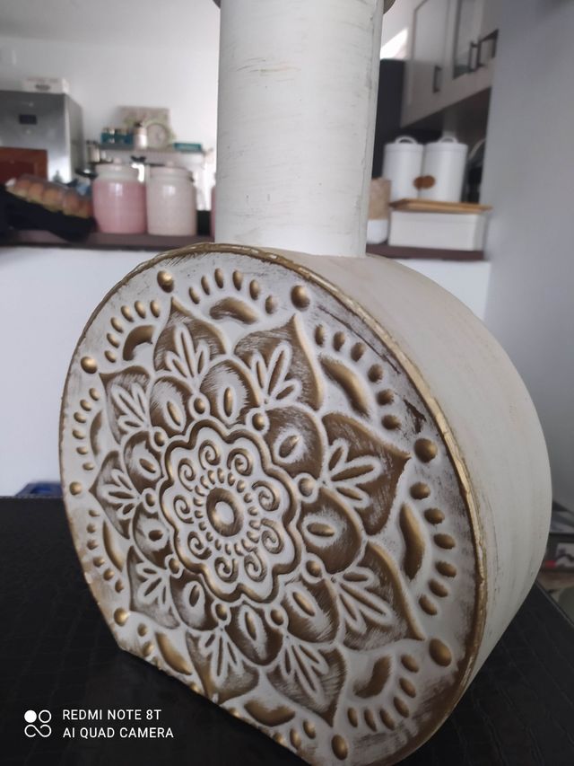 Jarrón beige y dorado