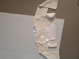 Bolerino dorato con fiori bianchi