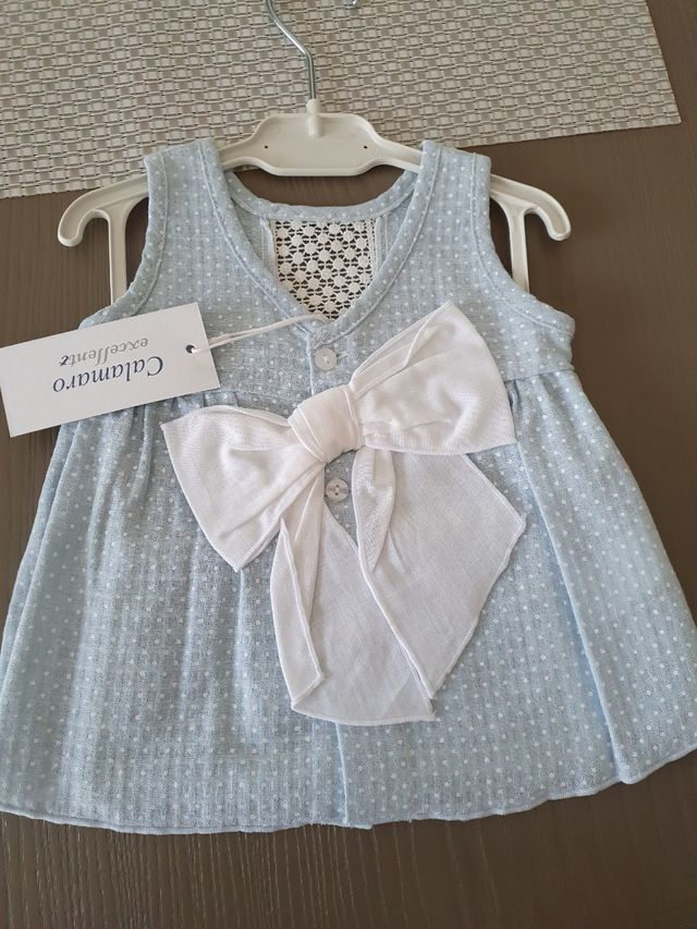 Abito azzurro con pois bianchi