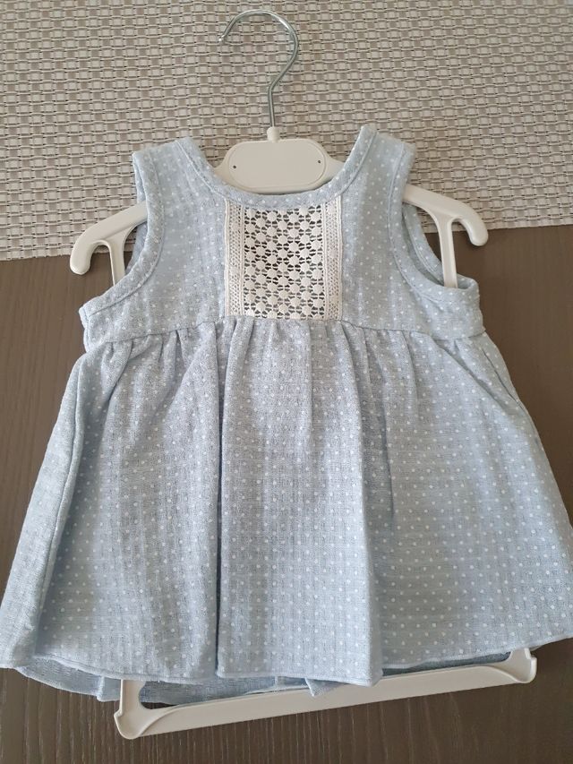 Abito azzurro con pois bianchi