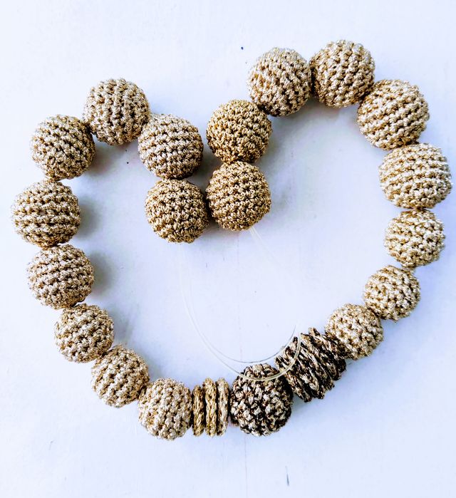 Collar de bolas de ganchillo en dorado