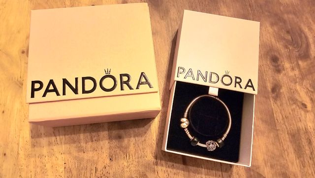 Pulsera Pandora original con 3 charms