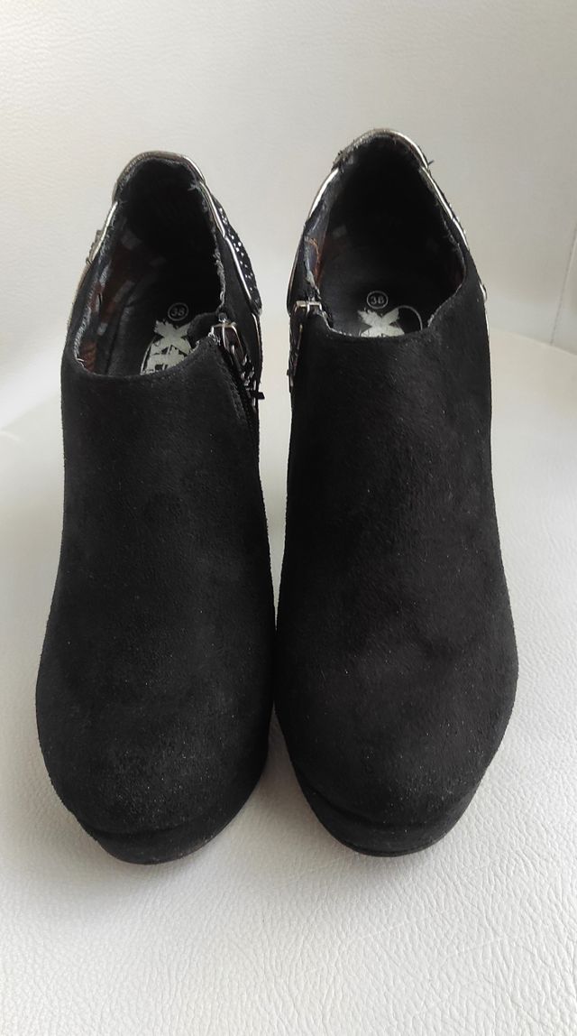 Botín negro de tacón alto con cristalitos