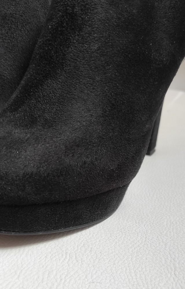 Botín negro de tacón alto con cristalitos